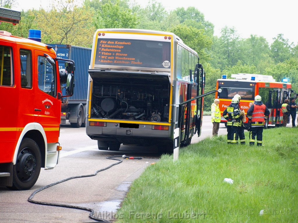 Feuer Reisebus im Kreuz Koeln Ost A3 auf die A4  P07.JPG